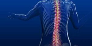 columna vertebral estrecha y dolor